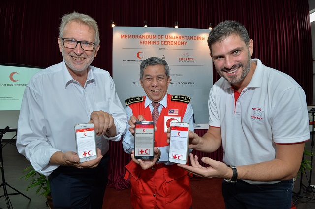 MRCS IFRC Asia Pacific Zone Deputy Director Martin Faller (left), MRCS Secretary General Dato’ Sayed A. Rahman Sayed Mohd (center) , and Prudence Foundation Executive Director Marc Fancy (right) with the new MRCS First Aid App.